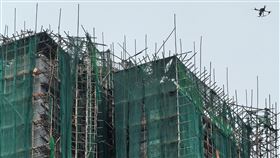 宏福苑大火後　港府勒令全港棚網下架檢測香港大埔宏福苑大火慘劇發生後，由於有證據顯示部分棚網在阻燃檢測方面有造假情況，港府勒令所有在維修之中的大樓棚網全部下架；圖為宏福苑在大火後殘存的棚網。中央社記者張謙香港攝　114年12月4日