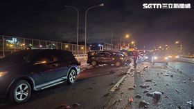 國道三號香山路段發生4連撞車禍，一共6人受傷，其中1人頭部重創OHCA。（圖／翻攝畫面）