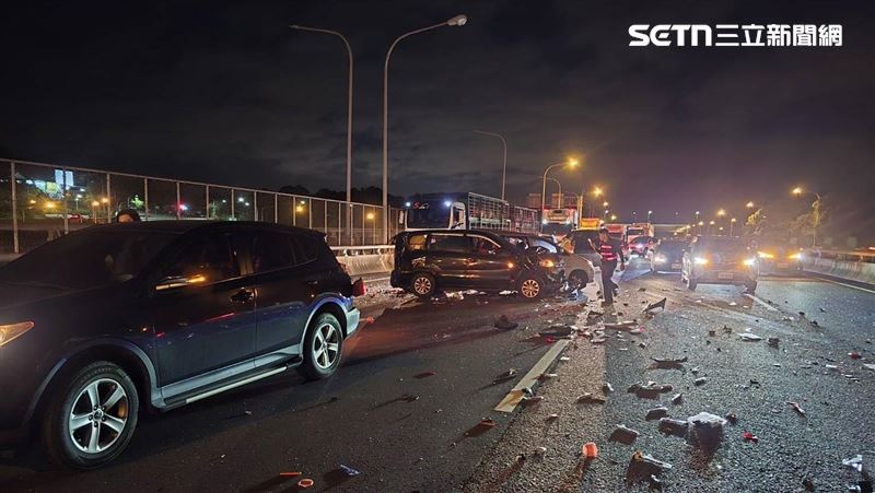 新／國道香山段4撞！車頂消失6傷、1OHCA