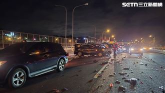 新／國道香山段4撞！車頂消失6傷、1OHCA