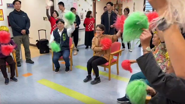 蕭美琴與長輩們共同參與音樂律動課程。（圖／總統府提供）