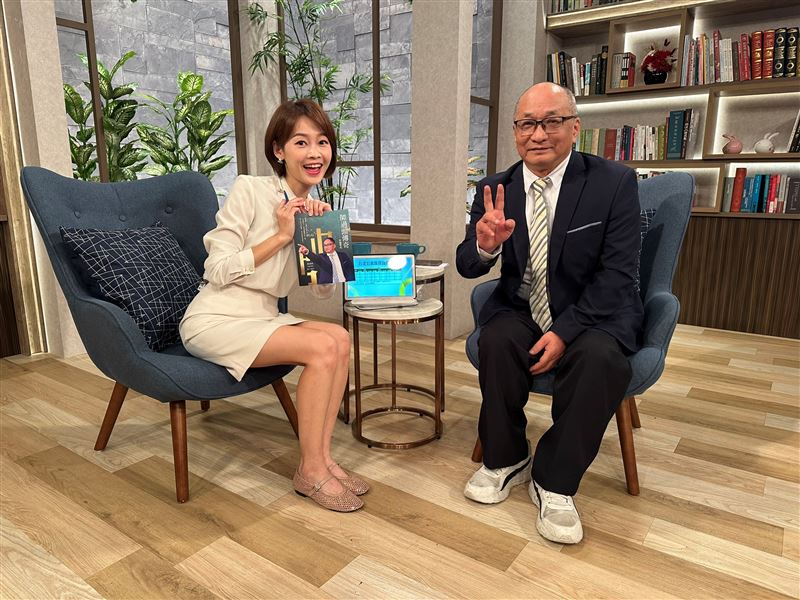 帥過頭（右）擔任首集大來賓，並帶來個人自傳送給主持人（左），他笑說自傳是跟女兒的溝通！（圖／三立電視台）