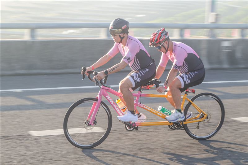 全台唯一「國道鐵人賽」本週末屏東大鵬灣熱血開戰！2025 LEXUS LAVA鐵人賽吸2千人瘋搶，首創「黑白戰隊」殺紅眼對決，還有3萬元「最速賞」等你拿。今年更推「加油船」近距離觀賽，完賽還捐款做公益，結合運動、觀光與愛心，打造年末最狂運動嘉年華！（圖／LAVA提供）