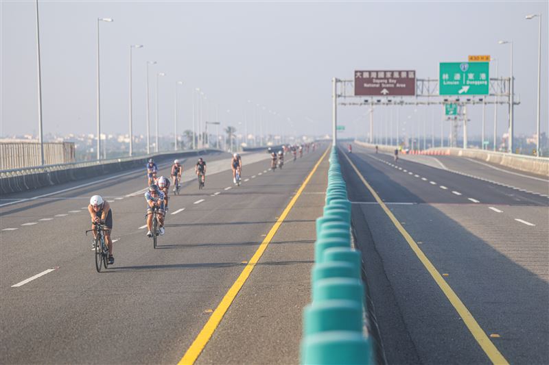 全台唯一「國道鐵人賽」本週末屏東大鵬灣熱血開戰！2025 LEXUS LAVA鐵人賽吸2千人瘋搶，首創「黑白戰隊」殺紅眼對決，還有3萬元「最速賞」等你拿。今年更推「加油船」近距離觀賽，完賽還捐款做公益，結合運動、觀光與愛心，打造年末最狂運動嘉年華！（圖／LAVA提供）