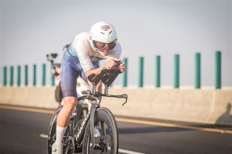 全台唯一「國道鐵人賽」本週末屏東大鵬灣熱血開戰！2025 LEXUS LAVA鐵人賽吸2千人瘋搶，首創「黑白戰隊」殺紅眼對決，還有3萬元「最速賞」等你拿。今年更推「加油船」近距離觀賽，完賽還捐款做公益，結合運動、觀光與愛心，打造年末最狂運動嘉年華！（圖／LAVA提供）