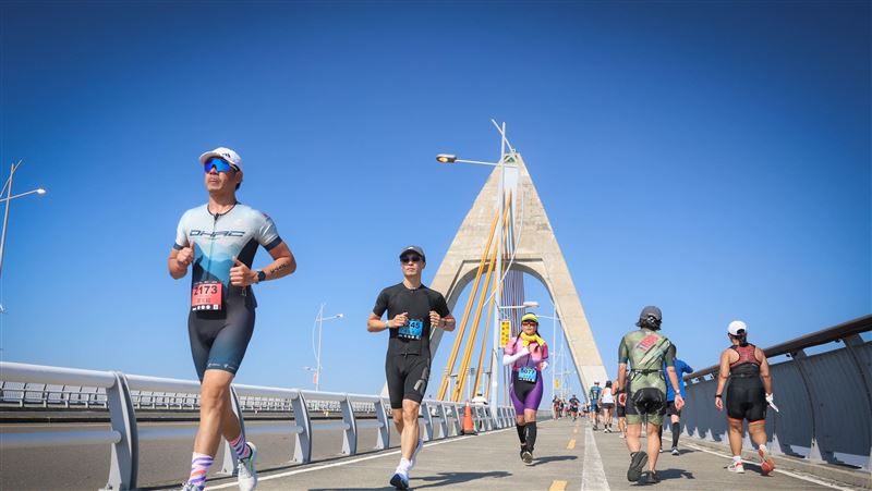 全台唯一「國道鐵人賽」本週末屏東大鵬灣熱血開戰！2025 LEXUS LAVA鐵人賽吸2千人瘋搶，首創「黑白戰隊」殺紅眼對決，還有3萬元「最速賞」等你拿。今年更推「加油船」近距離觀賽，完賽還捐款做公益，結合運動、觀光與愛心，打造年末最狂運動嘉年華！（圖／LAVA提供）