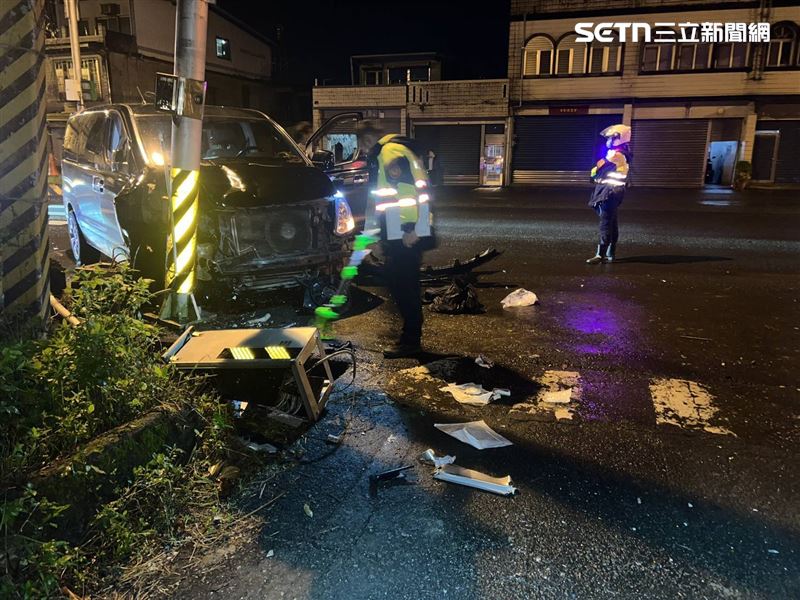 廂型車失控猛撞，林姓員警命危及送醫。（圖／翻攝畫面）