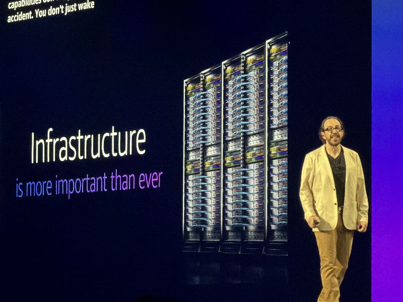 AWS公用運算部門資深副總裁迪尚特（Peter DeSantis）出席re:Invent年度雲端運算大會演講表示，新架構將持續出現，基礎設施比以往更重要