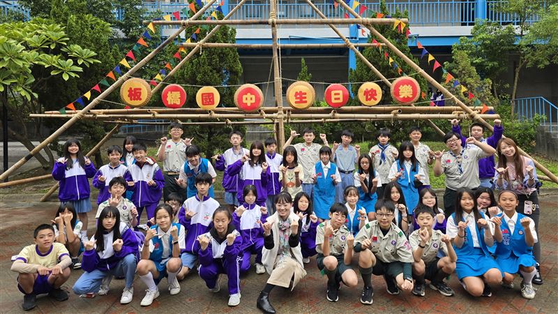 板中童軍團搭建精神堡壘歡慶板中生日快樂。（圖／翻攝畫面）