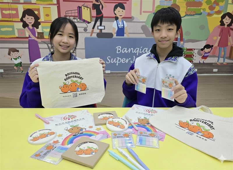 板中模範生傅宣瑜（左）與生科金牌洪振倫（右）用笑容和行動行銷學校品牌。（圖／翻攝畫面）