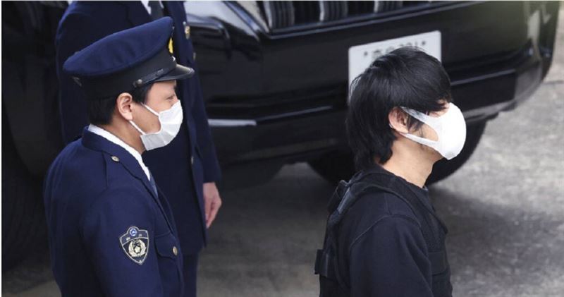 涉嫌槍殺前日本首相安倍晉三的前海上自衛隊隊員山上徹也（右）。（圖／達志／美聯社）