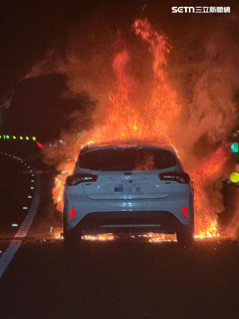 國道10號東向25.4公里處,屏東里港路段;昨晚(5日)發生恐怖火燒車案。(圖/翻攝畫面)