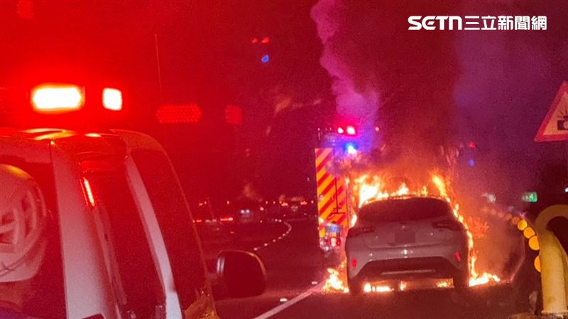 車輛引擎室不明原因起火燃燒,炸出巨大火光,照亮夜空。(圖/翻攝畫面)