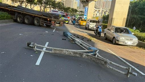 新／三芝拖板車自撞路燈　駕駛命危送醫