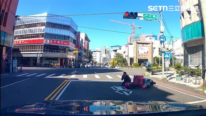 外送女騎士突倒地抽搐！路過暖警即刻救援