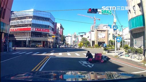 外送女騎士突倒地抽搐！路過暖警即刻救援