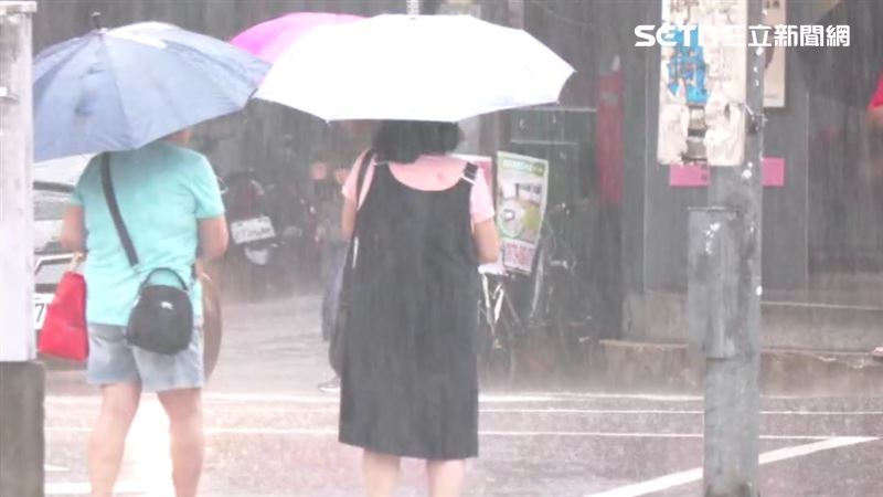 東北季風報到，配合華南雲雨帶，全台有雨、氣溫明顯轉涼，週末水氣減少，迎風面仍有陣雨。（圖／資料照）
