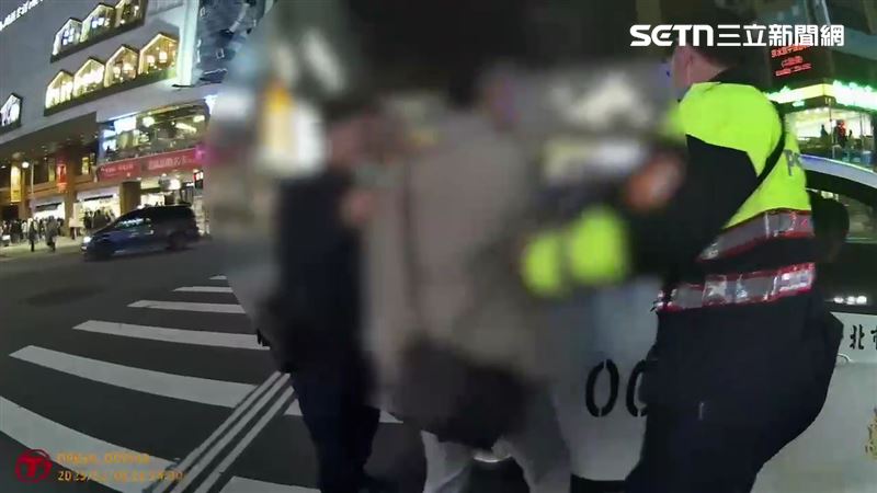 捷運站外性騷6女　噁男遭3正義哥勒脖壓制