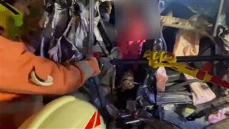 國3聯結車追撞1死「車變鐵餅」救援畫面曝