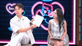 黃豪平跟熊熊主持。（圖／《戀愛熊天秤》提供）