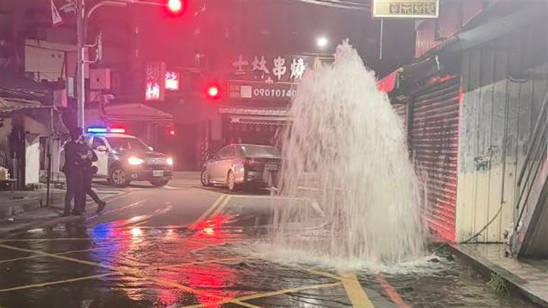 蘆洲消防栓遭汽車撞斷水狂噴 駕駛逃無蹤
