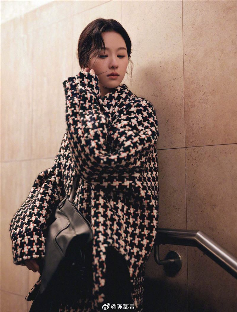 近日美國靈媒Kandis Starr透露陳都靈現在很危險。（圖／翻攝自微博）