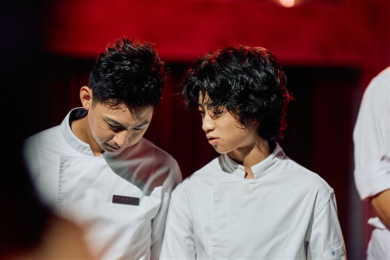 白潤音(右)遭主廚嚴厲指責。(圖/華視提供)