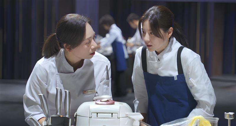 主廚Jessica(左)即時發現林予晞的重大失誤。(圖/華視提供)