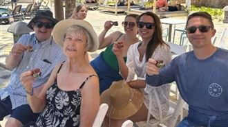 婚禮險變葬禮！阿嬤遭「惡魔浪」捲走沒死