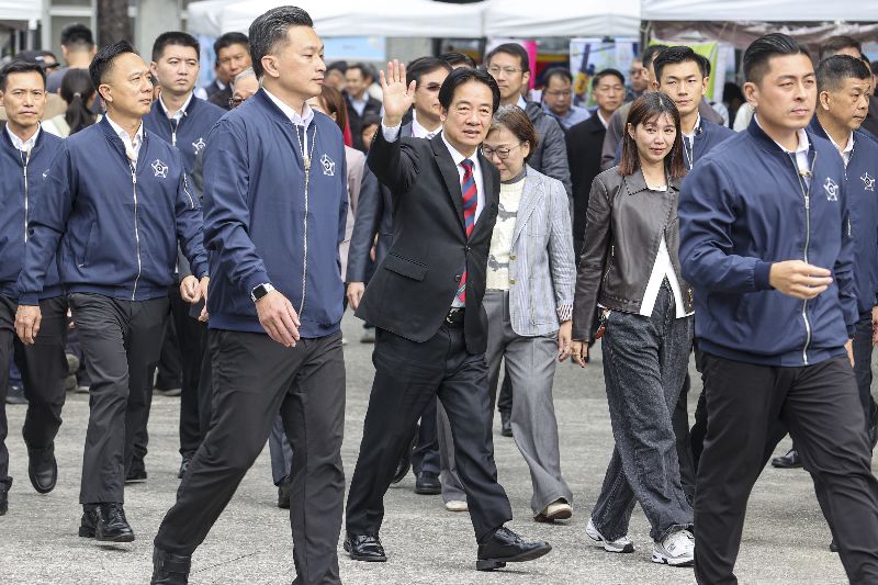 總統賴清德（中西裝者）6日上午至國家人權博物館白色恐怖景美紀念園區出席「2025年世界人權日典禮」，入場時向眾人揮手致意