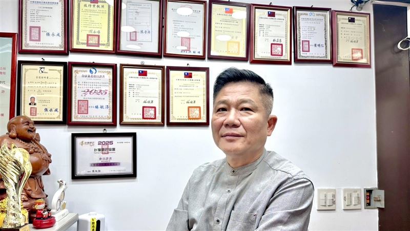 現時下人人稱羨的少年股神,蕭明仁很早就達成這個階段,30來歲即坐擁投資顧問公司,原以為後半人生將繼續在這條路上精進,但一次「朋友邀約」徹底改寫他的人生軌跡。(圖/記者余國棟攝影)