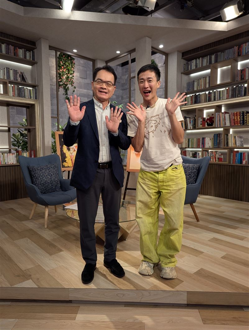 主持人鄭弘儀訪問妮妃雅。（圖／三立提供）