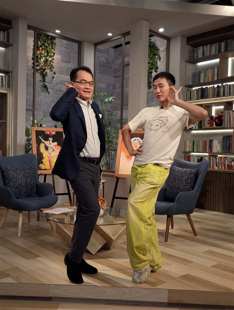 鄭弘儀合照妮妃雅。（圖／三立提供）