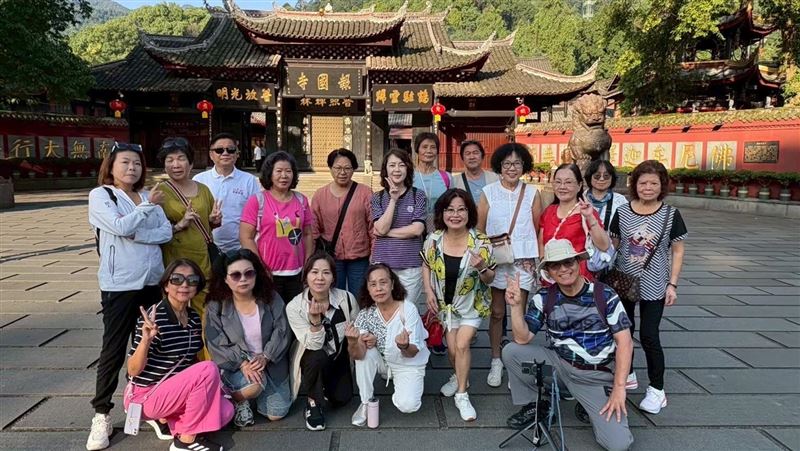 蕭明仁(上排左3)的旅行社能成功靠的不是華麗行銷,而是老派的溫暖服務。(圖/蕭明仁提供)