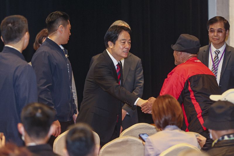 「2025年世界人權日典禮」6日上午在國家人權博物館白色恐怖景美紀念園區舉行，總統賴清德（前中）出席，入場時和政治受難者前輩們握手致意