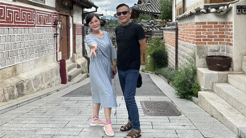 多年來,蕭明仁(右)陪伴不少人出團,如兩年前陪著歌手龍千玉(左)、江志豐一行人到韓國首爾旅遊,把出團客人當作自己家人來服務,正是我蕭明仁跟別人不一樣之處。(圖/蕭明仁提供)