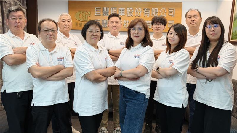 巨豐旗下的員工都跟隨蕭明仁多年,老婆(下排右3)一句話穰他苦撐下來,加上兒子(上排右3)回國幫忙,蕭明仁旅遊業苦盡甘來。(圖/蕭明仁提供)