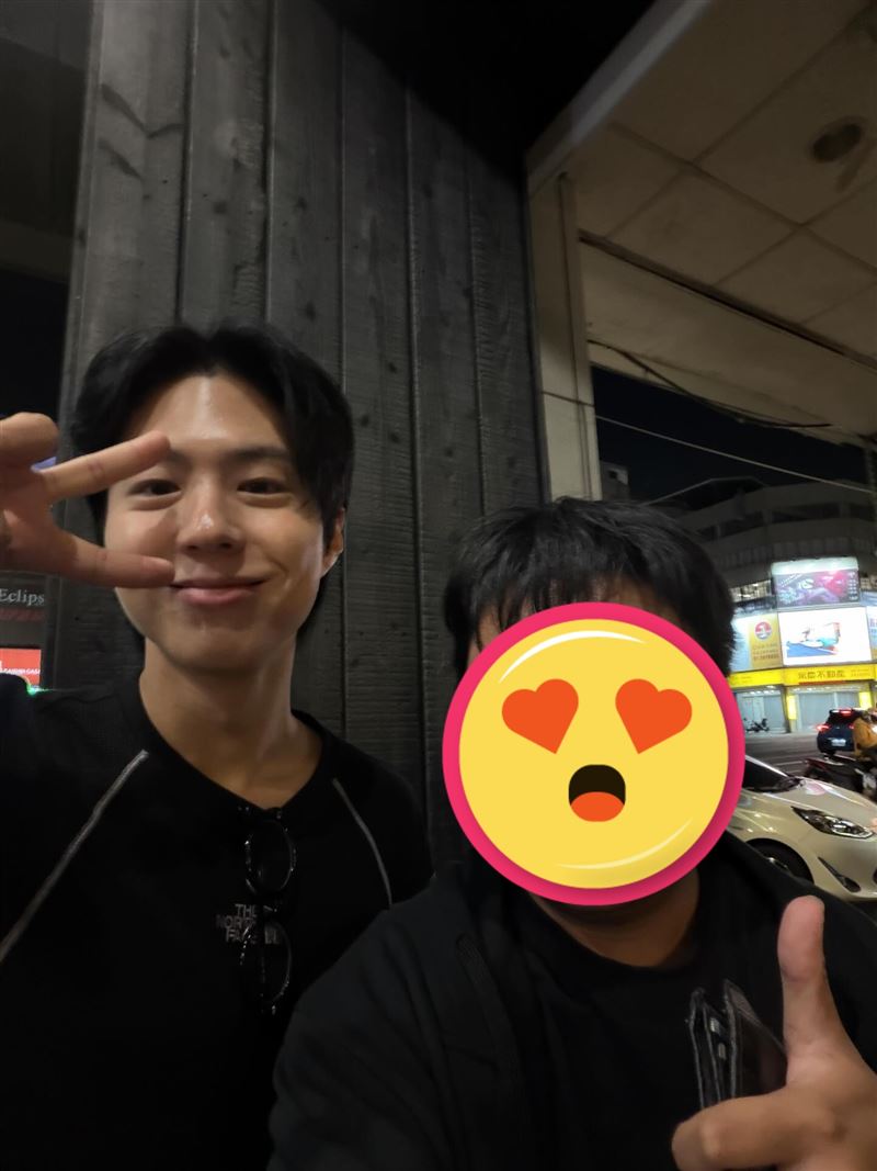 昨晚有民眾巧遇朴寶劍光顧在地肉燥飯名店，兩人開心自拍。（圖／網友尼的洱多授權提供）