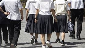 大批日本高中生畢業旅行時到台北霞海城隍廟拜月老。（示意圖，photoAC）