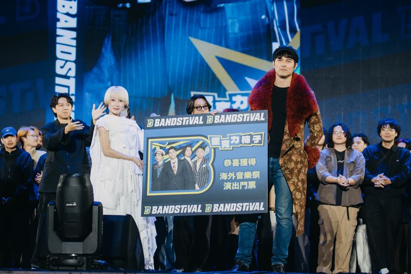 由鳳小岳組成的樂團「壓克力柿子」率先獲得海外音樂祭演出門票。（圖／《樂團祭》提供）