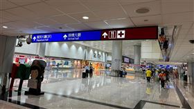 今年出國潮明顯回到高峰，從自由行到團體旅遊都全面爆量。觀光署指出，出國旅客上半年達 914萬1262人次，比去年同期的826萬8352人次大增10.5%，幾乎所有旅行社都回報長線、短線需求明顯復甦。（圖／記者余國棟攝影） 