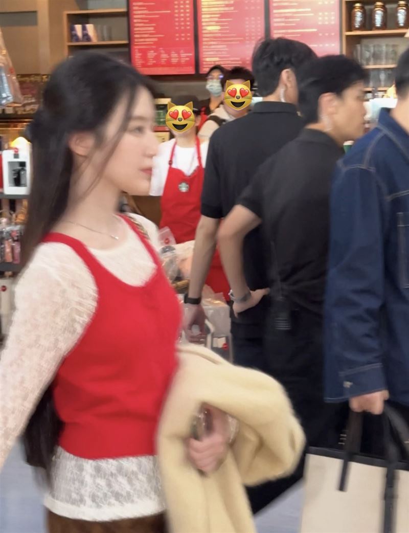 舒華意外與星巴克店員撞衫。（圖／翻攝自X@&nbsp;won__rjzZ）