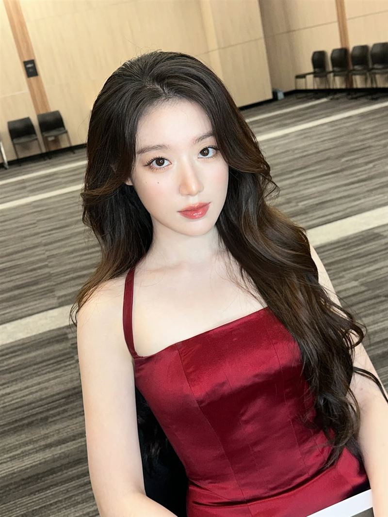 「台灣女兒」舒華擔任AAA頒獎典禮主持人。（圖／翻攝自舒華IG）