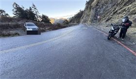 氣溫,驟降,武嶺,松雪樓,路面,結霜,打滑,偏離道路（圖／翻攝畫面）