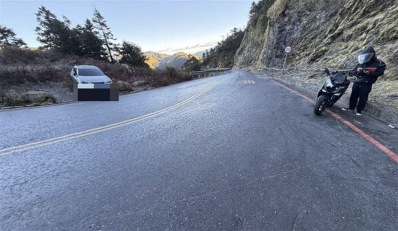 氣溫降！武嶺路面結霜　多車打滑偏離道路