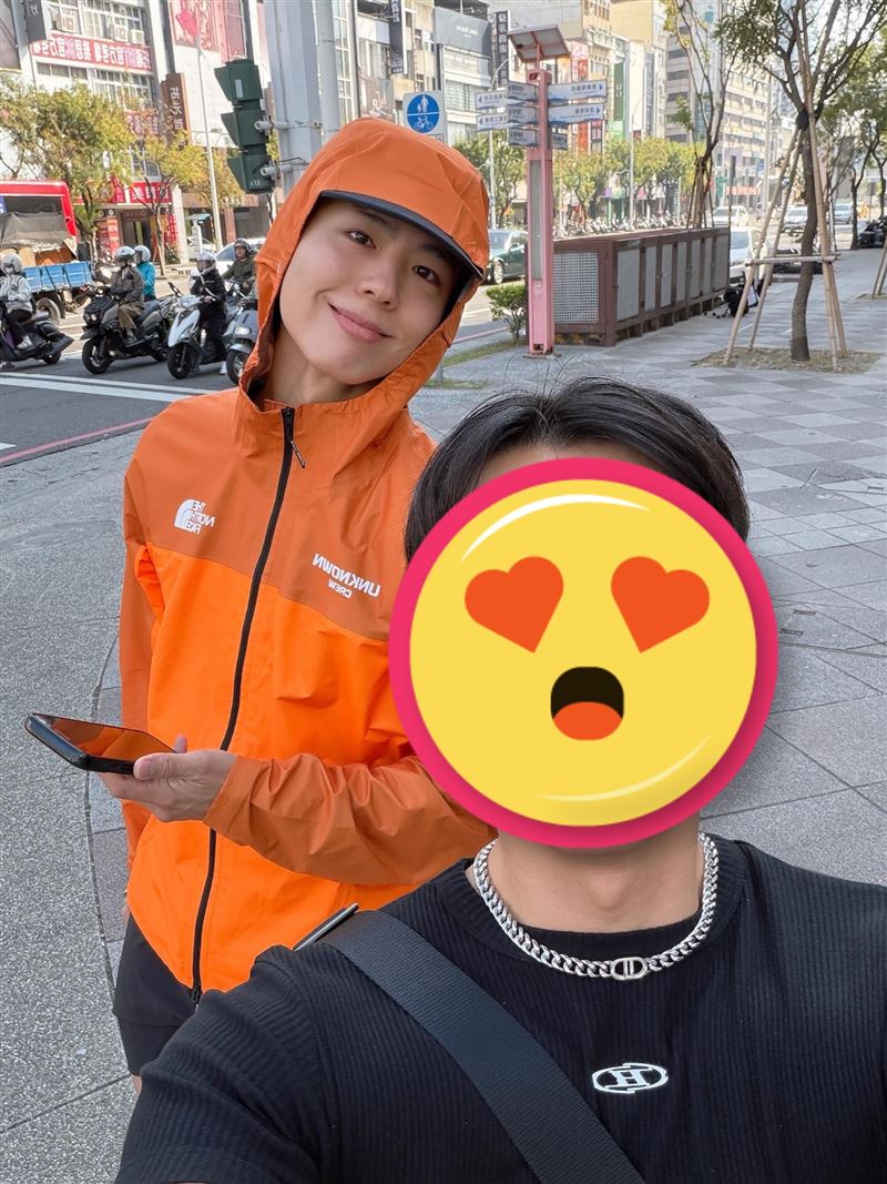 今天一早又有民眾巧遇朴寶劍在路邊晨跑，兩人同樣開心自拍。（圖／網友kaz._.eddie授權提供）