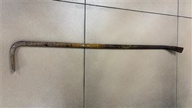 蔡男犯案時所用的鐵撬。（圖／翻攝畫面）