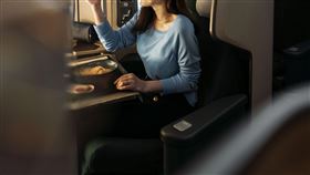 凡於國泰航空官網輸入優惠編號CXPEYMIX，再享加價升等商務艙及貴賓室禮遇。（圖／國泰航空提供）