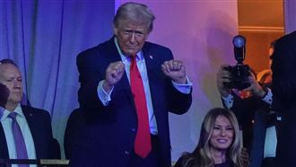 川普開心的手舞足蹈。（圖／美聯社／達志影像）