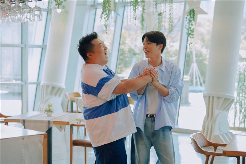 李元日(左)與利特再次結盟開業。(圖/客家電視台提供)